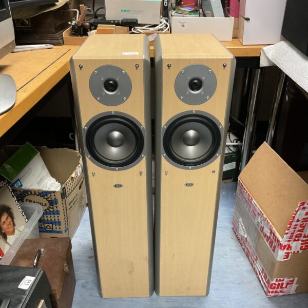 Vintage Eltax Linear Response 6.6 bookshelf speakers in wood veneer.