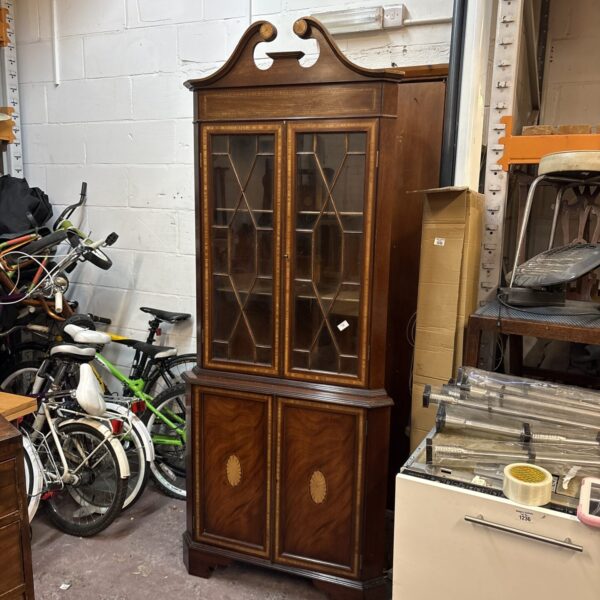 Antique Georgian style corner display cabinet in mahogany.