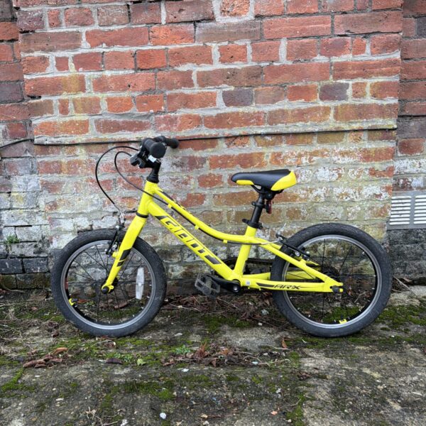 Yellow GIANT ARX children’s bike for young riders.