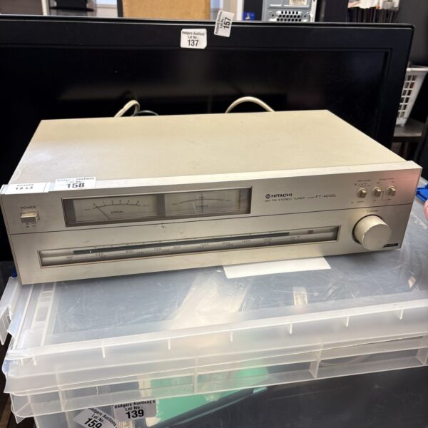Vintage Hitachi FT-4000L stereo tuner, classic audio receiver.