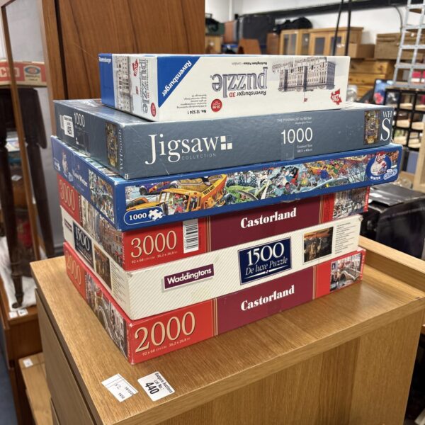 Mixed lot of vintage jigsaw puzzles including Waddingtons brand.