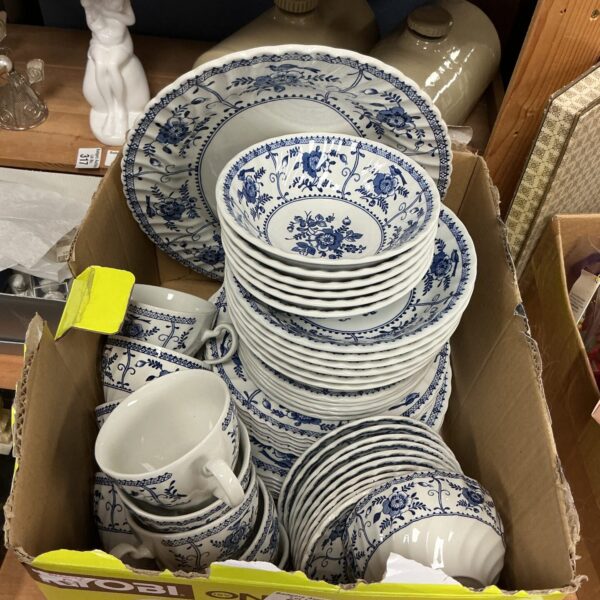 Large quantity of vintage Johnson Bros floral tableware.