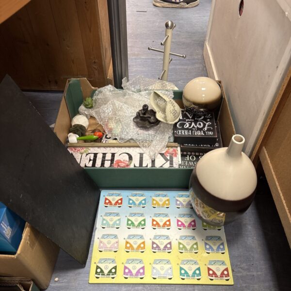 Assorted kitchen ornaments and vintage kitchenalia in a mixed lot.