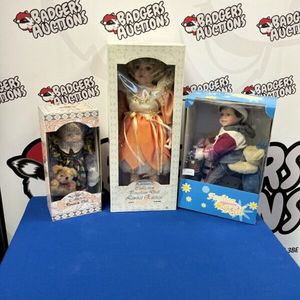 Boxed Leonardo Collection figurines for collectors and home decor.