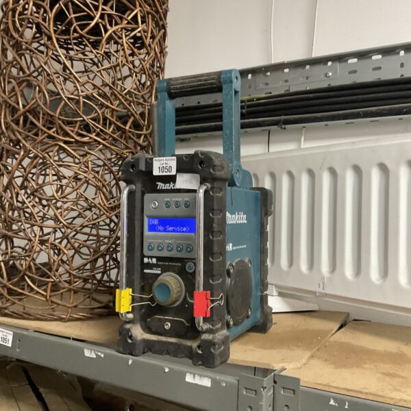 Makita DAB site radio, portable and robust for construction sites.