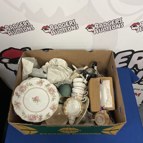 Mixed china lot with floral patterns and decorative pieces.