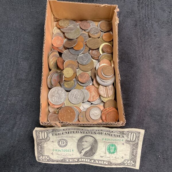 Mixed coin lot with US currency in a tray.