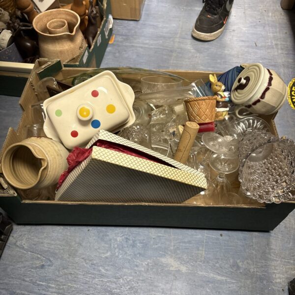 Mixed lot of vintage glassware and pottery items for collectors.