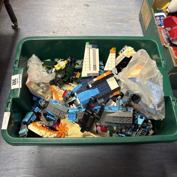 Mixed Lego lot with sets and minifigures, 13.5kg of building blocks.