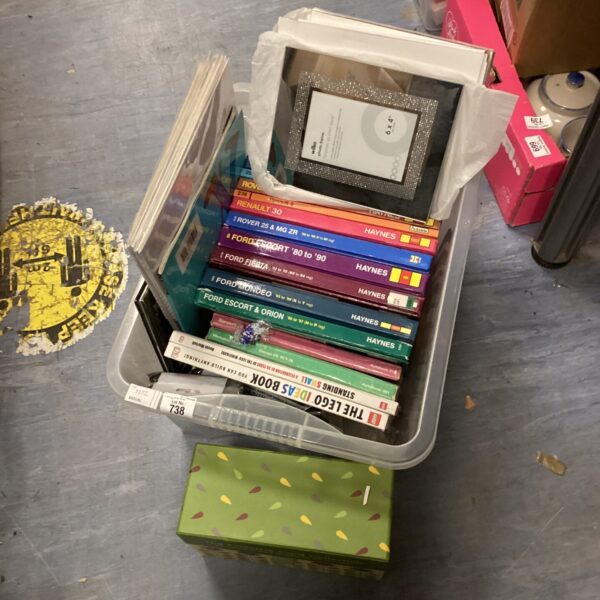 Mixed lot of books and manuals including Haynes guides.