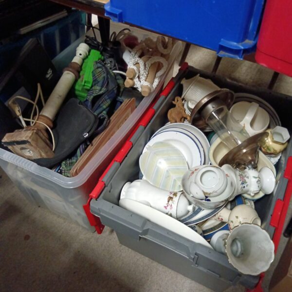 Mixed lot of vintage china and table lamps in a storage box.