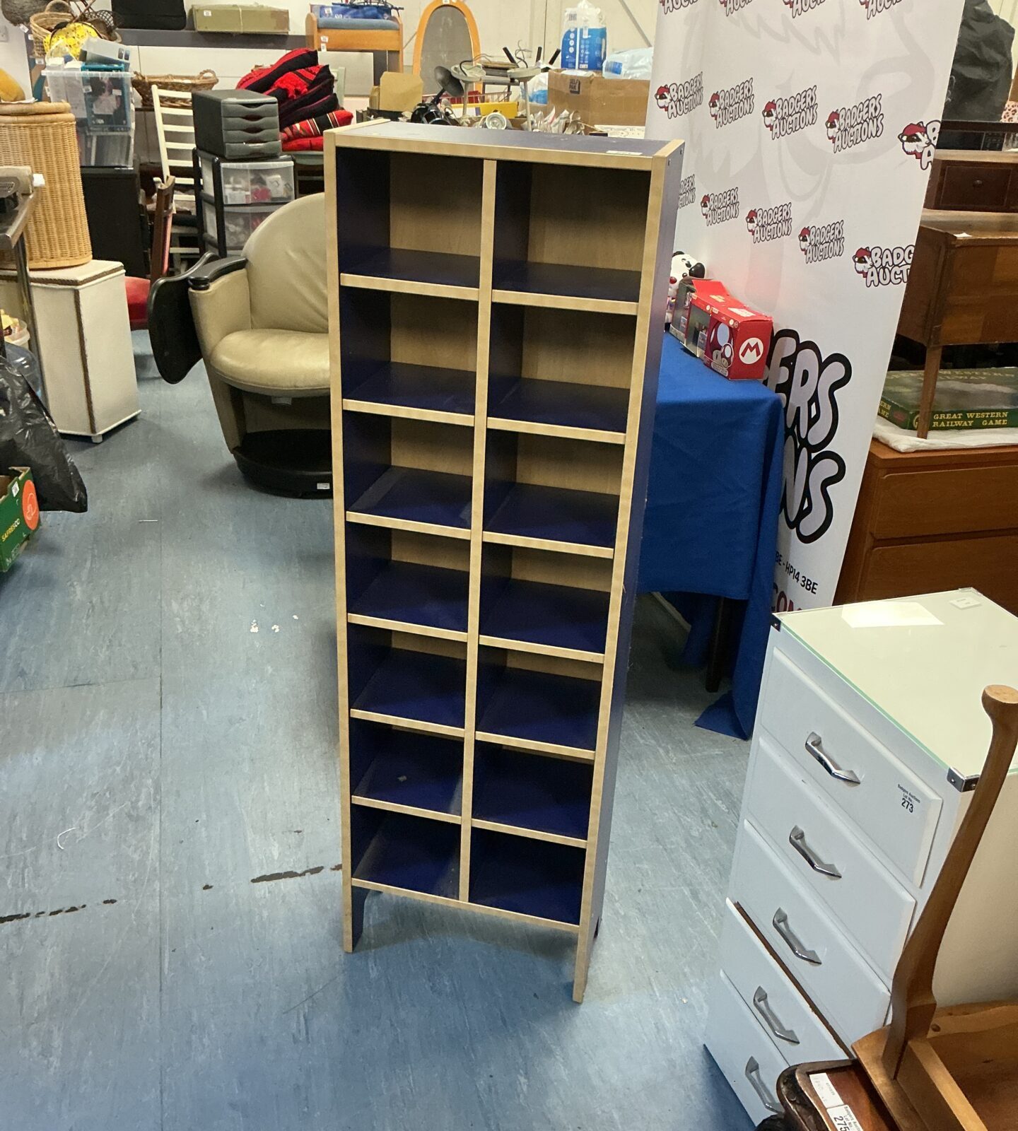 Modern storage unit – Badgers Auctions