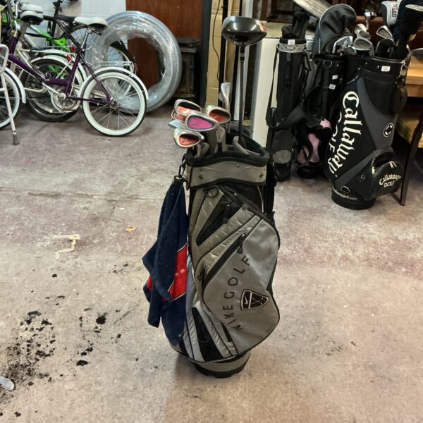 Used Nike golf club set with bag, ideal for golfers.
