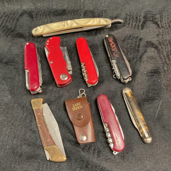 Vintage pocket knife lot with a straight razor included.