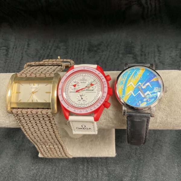 Gold-tone quartz wristwatch in a lot of vintage timepieces.