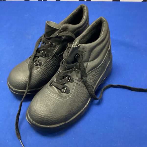 Front view of size 4 safety boots for industrial work.