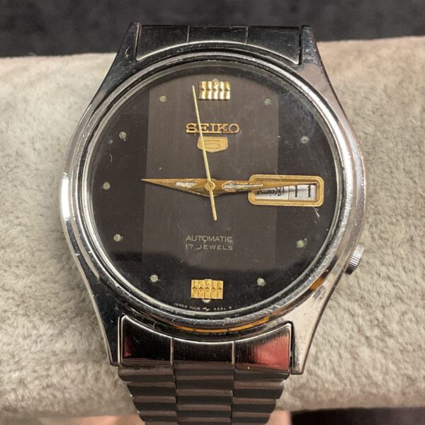 Vintage Seiko 5 automatic watch with Arabic dial.