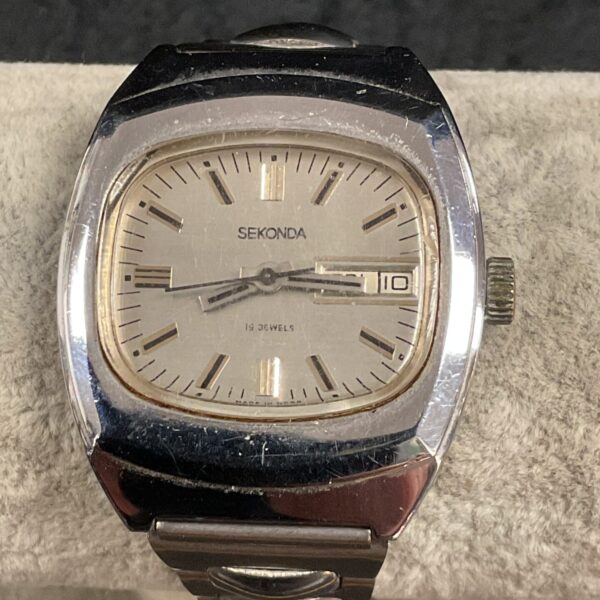 Vintage Sekonda quartz wristwatch with silver dial and bracelet.