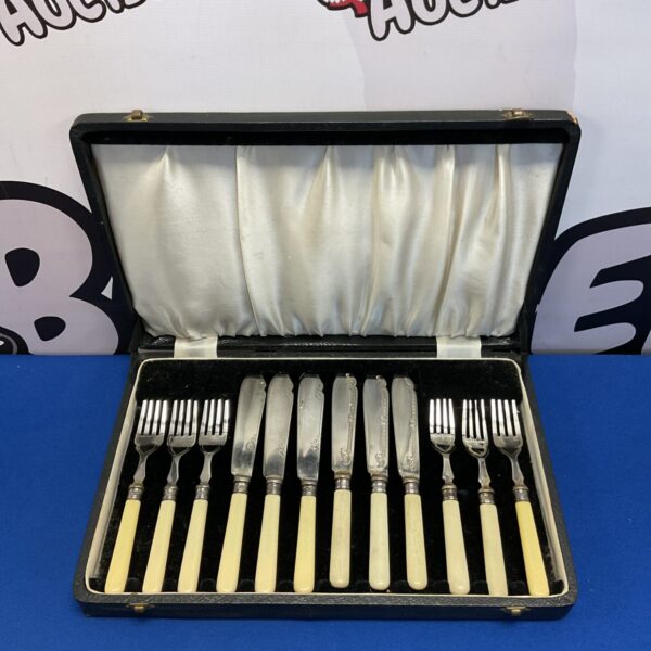 Vintage silver plate fish knife and fork set in a fitted case.