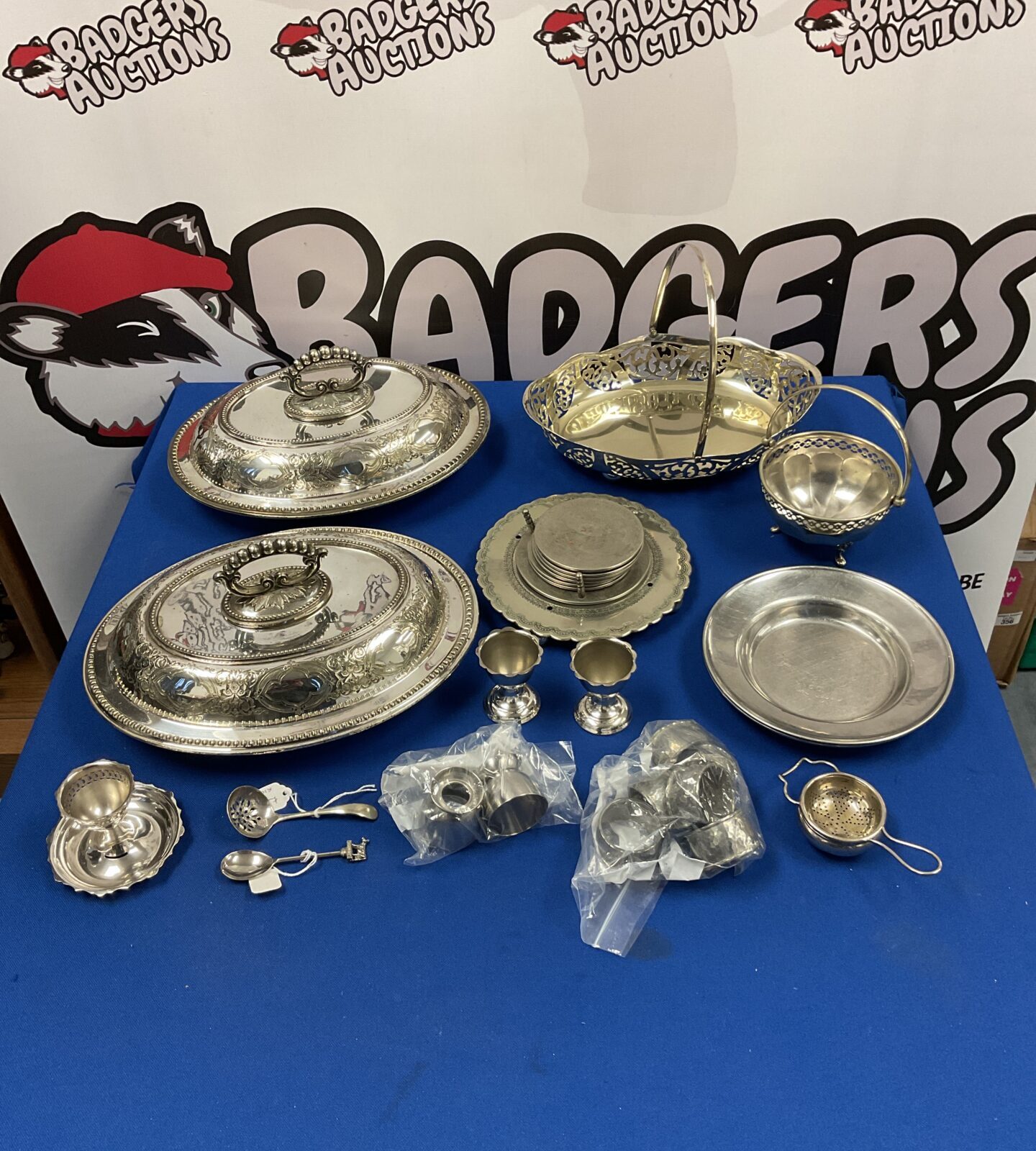 Box of silver plate items including tureen’s & egg cups – Badgers Auctions