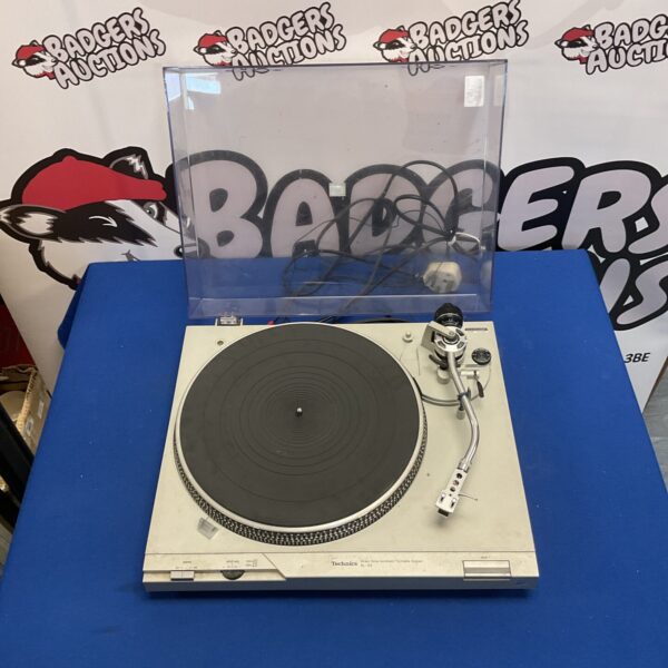 Vintage Technics SL-D2 direct drive turntable in good condition.