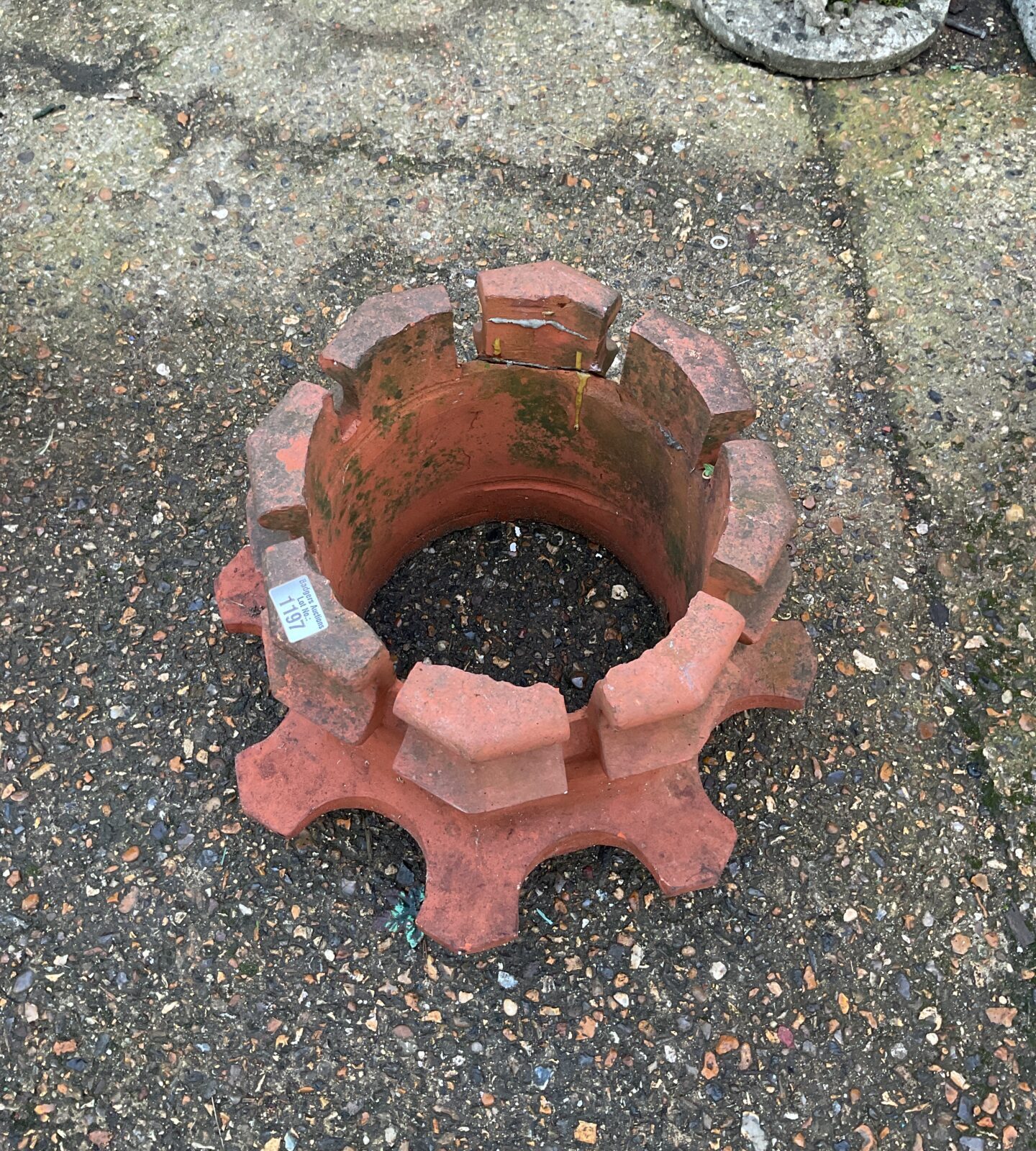 Terracotta crown chimney pot with nine point crown top – Badgers Auctions