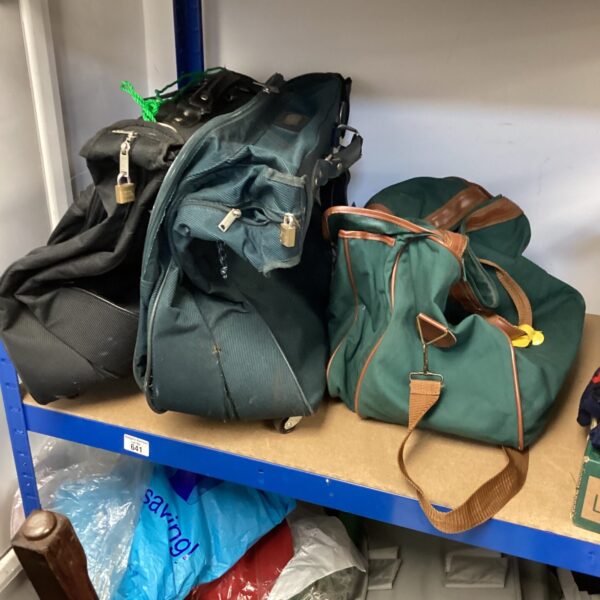 Green holdall travel bag with shoulder strap.