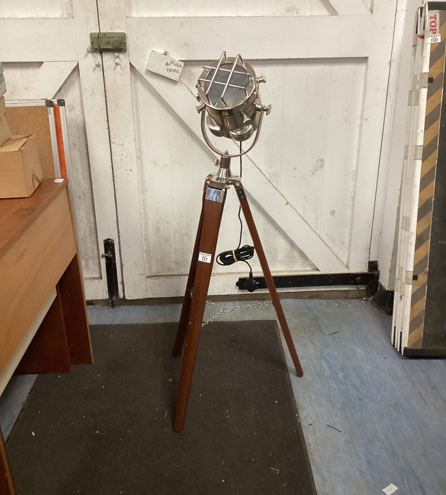 tripod spotlight floorstanding lamp – Badgers Auctions
