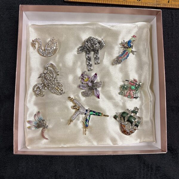 Assortment of vintage brooches, enamel and rhinestone jewellery.