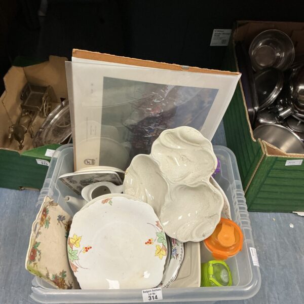 Mixed lot of vintage china plates and other collectibles.