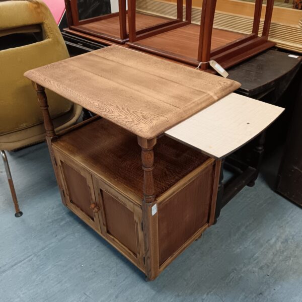 Vintage oak drinks cabinet with hinged top and cupboard.