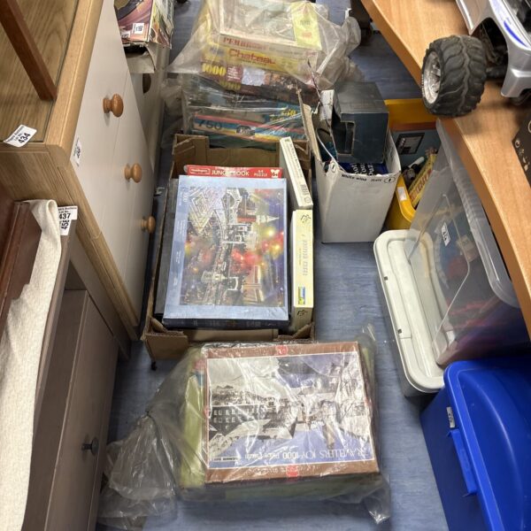Vintage lot of jigsaw puzzles and board games for collectors.