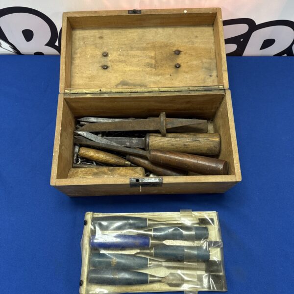 Vintage Stanley chisel set in original wooden box.