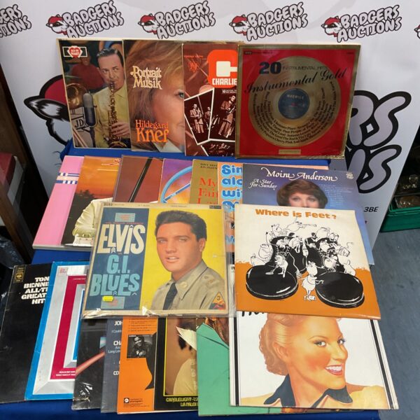 Mixed lot of vintage vinyl records including Elvis Presley.
