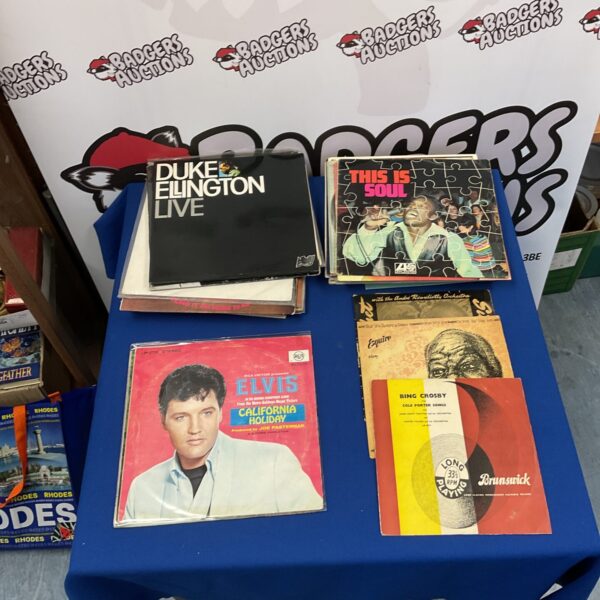 Mixed lot of vintage vinyl records including Soul and Elvis.