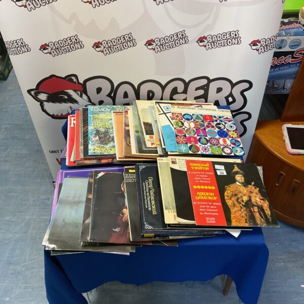 Mixed lot of vintage vinyl records for collectors.