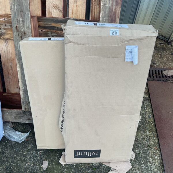 White high gloss drawers with oak structure, presented as found.