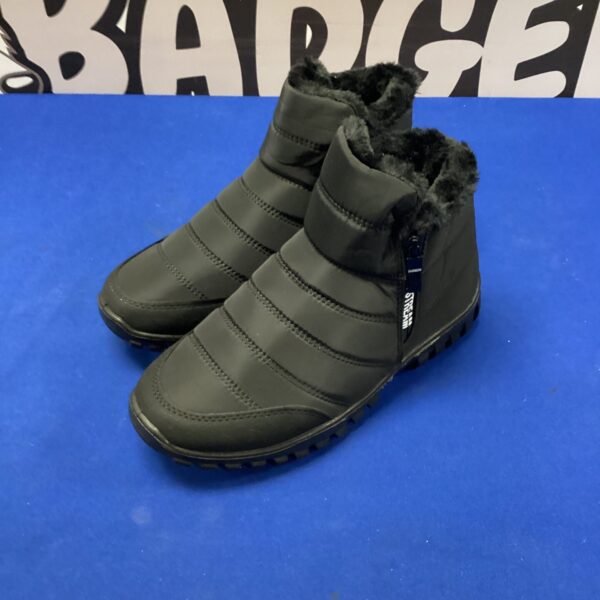 New size 41 winter boots for cold weather protection.