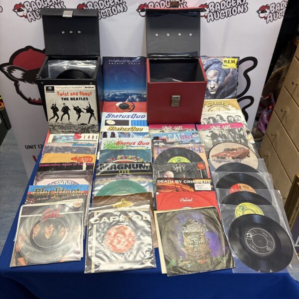 Lot of vintage 7inch vinyl records including Beatles and Status Quo.