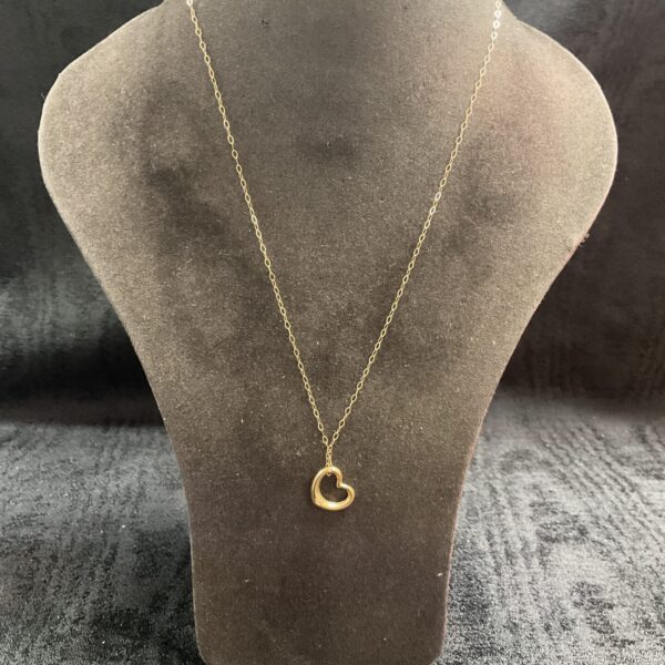 Delicate 9 carat gold necklace with a heart pendant.
