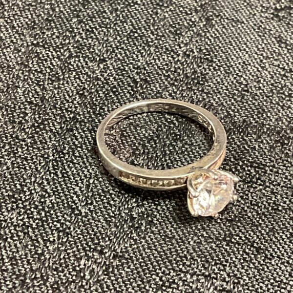 Elegant 925 silver ring with a white stone, size K.