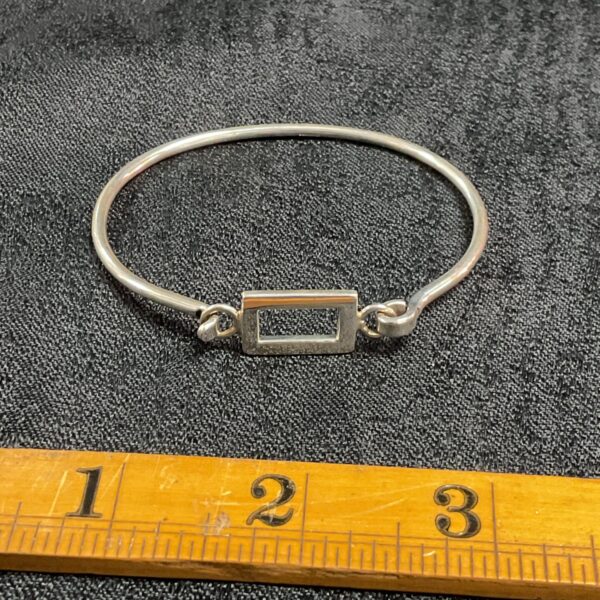 Delicate 925 silver bracelet with square clip closure.