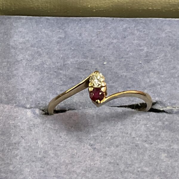 Vintage 9ct gold ring with ruby and diamond crossover detail.