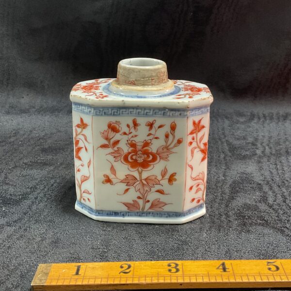 Antique Chinese Imari tea caddy with floral designs, circa 1700s.