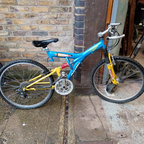 Side view of a vintage Apollo Rampage mountain bike.