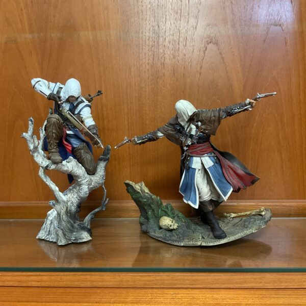 Assassin's Creed figures lot on rocky bases.