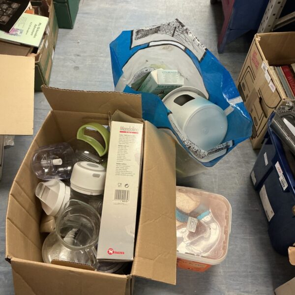 Mixed lot of bird feeding equipment and accessories for gardens.