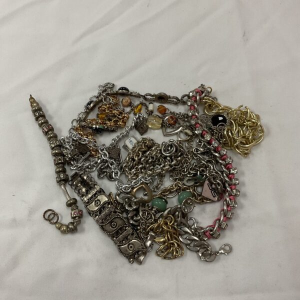 Assortment of vintage and costume jewellery bracelets in a mixed lot.