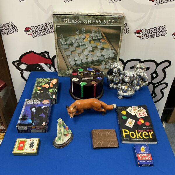 Mixed lot of chess and poker set for collectors.