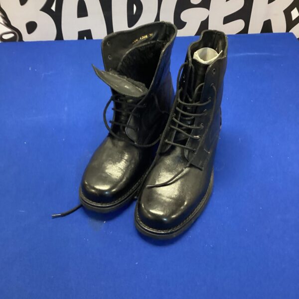 Black leather Cincinnati size 39 fleece lined boots.